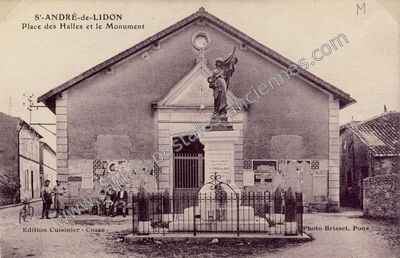 Carte postale ancienne Place des Halles et le Monument — Saint-André-de-Lidon (Charente-Maritime)