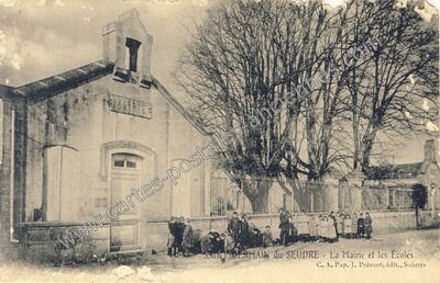 Carte postale ancienne La Mairie et les Écoles — Saint-Germain-du-Seudre (Charente-Maritime)