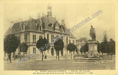 Carte postale ancienne Hôtel de Ville et Statue de Regnaud de St-Jean d'Angely — Saint-Jean-d'Angély (Charente-Maritime)