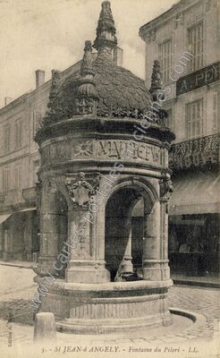 Carte postale ancienne Fontaine du Pilori — Saint-Jean-d'Angély (Charente-Maritime)