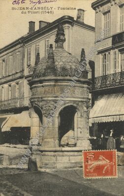 Carte postale ancienne Fontaine du Pilori — Saint-Jean-d'Angély (Charente-Maritime)