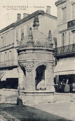 Carte postale ancienne Fontaine du Pilori — Saint-Jean-d'Angély (Charente-Maritime)