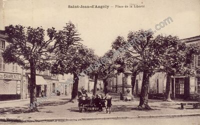 Carte postale ancienne Place de la Liberté — Saint-Jean-d'Angély (Charente-Maritime)