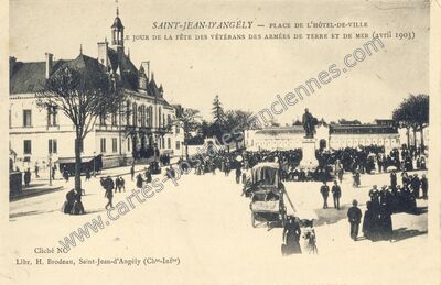 Carte postale ancienne Place de l'Hôtel-de-Ville, le jour de la fête des vétérans des armées de terre et de mer — Saint-Jean-d'Angély (Charente-Maritime)