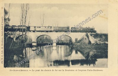 Carte postale ancienne Le pont du chemin de fer sur la Boutonne et l'express Paris-Bordeaux — Saint-Jean-d'Angély (Charente-Maritime)