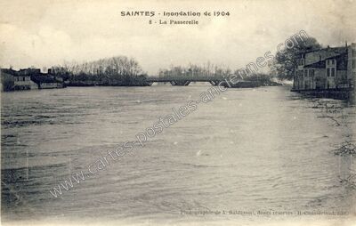 Carte postale ancienne Inondation de 1904 - La Passerelle — Saintes (Charente-Maritime)