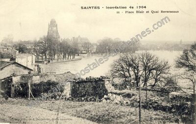 Carte postale ancienne Inondation de 1904 - Place Blair et Quai Reverseaux — Saintes (Charente-Maritime)