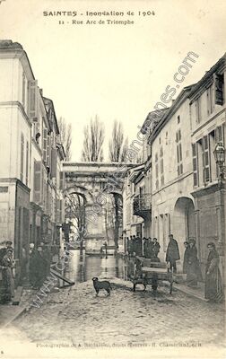 Carte postale ancienne Inondation de 1904 - Rue Arc de Triomphe — Saintes (Charente-Maritime)