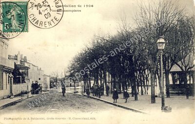 Carte postale ancienne Place Bassompierre — Saintes (Charente-Maritime)