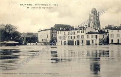 Carte postale ancienne Inondation de 1904 - Quai de la République — Saintes (Charente-Maritime)