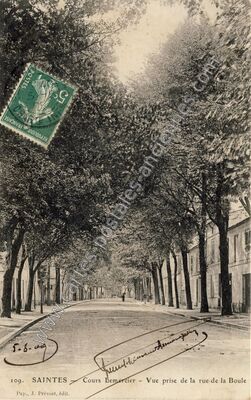 Carte postale ancienne Cours Lemercier - Vue prise de la rue de la Boule — Saintes (Charente-Maritime)