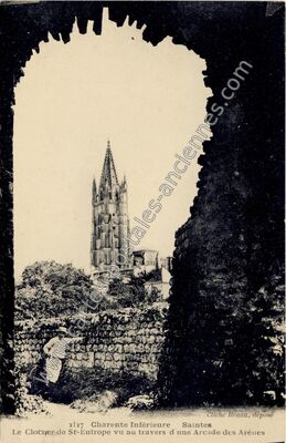 Carte postale ancienne Le Clocher de St-Eutrope vu au travers d'une Arcade des Arènes — Saintes (Charente-Maritime)