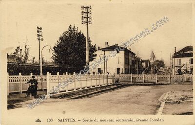 Carte postale ancienne Sortie du nouveau souterrain, avenue Jourdan — Saintes (Charente-Maritime)
