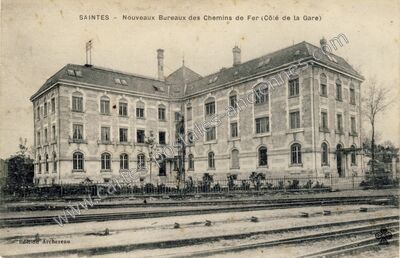 Carte postale ancienne Nouveaux Bureaux des Chemins de Fer (Côté de la Gare) — Saintes (Charente-Maritime)