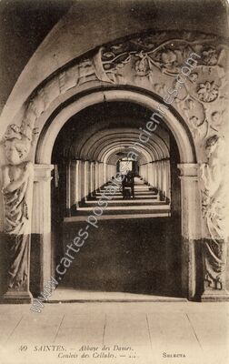 Carte postale ancienne Abbaye des Dames. Couloir des Cellules — Saintes (Charente-Maritime)