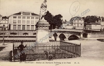 Carte postale ancienne Statue de Bernard Pallissy et le Pont — Saintes (Charente-Maritime)
