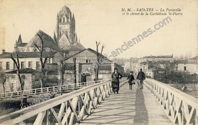 Carte postale ancienne La Passerelle et le chevet de la Cathédrale St-Pierre — Saintes (Charente-Maritime)