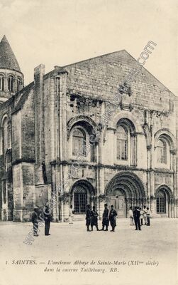 Carte postale ancienne L'ancienne Abbaye de Sainte-Marie (XIIme siècle) dans la caserne Taillebourg — Saintes (Charente-Maritime)