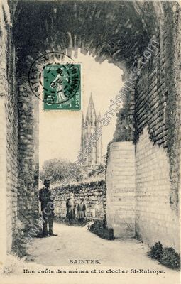 Carte postale ancienne Une voûte des arènes et le clocher St-Entrope — Saintes (Charente-Maritime)