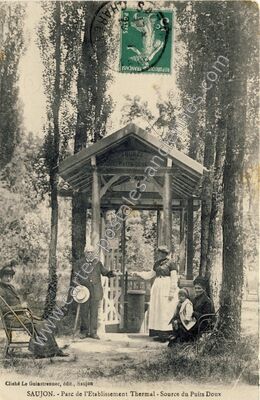 Carte postale ancienne Parc de l'Etablissement Thermal - Source du Puits Doux — Saujon (Charente-Maritime)
