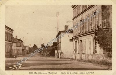 Carte postale ancienne Route de Saintes. Tabacs AVRARD — Tesson (Charente-Maritime)