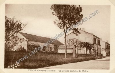 Carte postale ancienne Le Groupe scolaire. La Mairie — Tesson (Charente-Maritime)