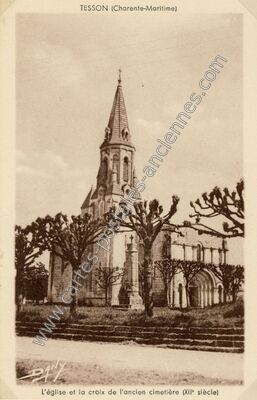 Carte postale ancienne L'église et la croix de l'ancien cimetière — Tesson (Charente-Maritime)