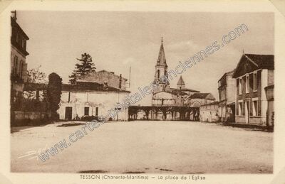 Carte postale ancienne La place de l'Eglise — Tesson (Charente-Maritime)