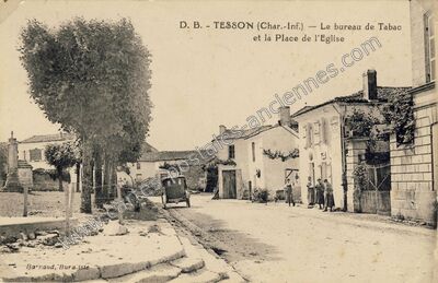 Carte postale ancienne Le bureau de Tabac et la Place de l'Eglise — Tesson (Charente-Maritime)