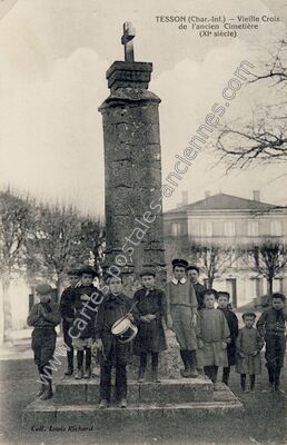 Carte postale ancienne Vieille Croix de l'ancien Cimetière — Tesson (Charente-Maritime)