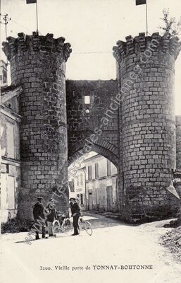 Carte postale ancienne Vieille porte — Tonnay-Boutonne (Charente-Maritime)
