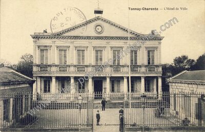 Carte postale ancienne L'Hôtel de Ville — Tonnay-Charente (Charente-Maritime)