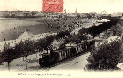 Carte postale ancienne La Plage, prise du Family Hôtel — Royan (Charente-Maritime)