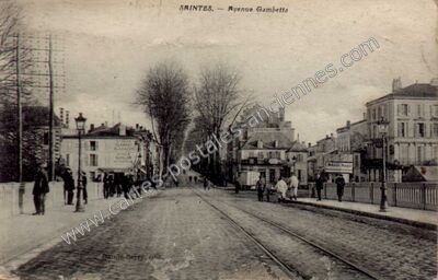 Carte postale ancienne Avenue Gambetta — Saintes (Charente-Maritime)