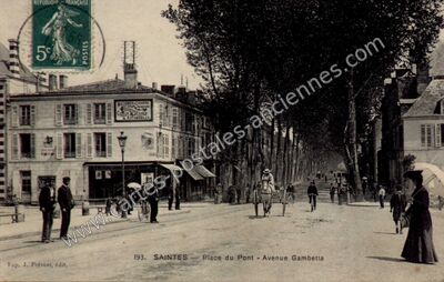 Carte postale ancienne Place du Pont - Avenue Gambetta — Saintes (Charente-Maritime)