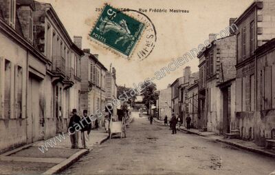 Carte postale ancienne Rue Frédéric Mestreau — Saintes (Charente-Maritime)