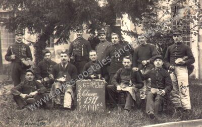 Carte postale ancienne 6e R. Inf. Classe 1911 et la 300e — Saintes (Charente-Maritime)