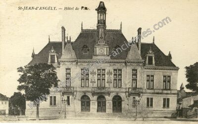 Carte postale ancienne Hôtel de Ville — Saint-Jean-d'Angély (Charente-Maritime)