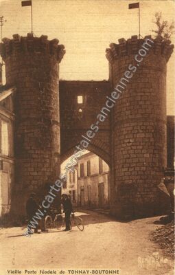 Carte postale ancienne Vieille Porte féodale — Tonnay-Boutonne (Charente-Maritime)