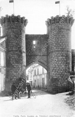 Carte postale ancienne Vieille Porte féodale — Tonnay-Boutonne (Charente-Maritime)