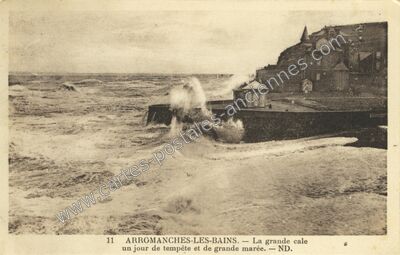 Carte postale ancienne La grande cale un jour de tempête et de grande marée — Arromanches-les-Bains (Calvados)