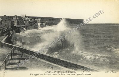 Carte postale ancienne Un effet du Ressac dans la Baie par une grande marée — Arromanches-les-Bains (Calvados)