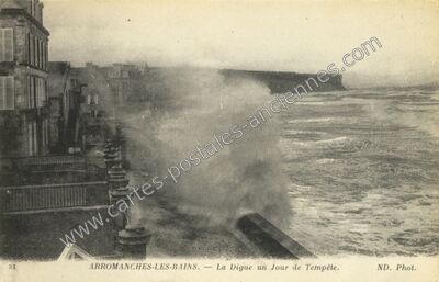 Carte postale ancienne La Digue un Jour de Tempête — Arromanches-les-Bains (Calvados)
