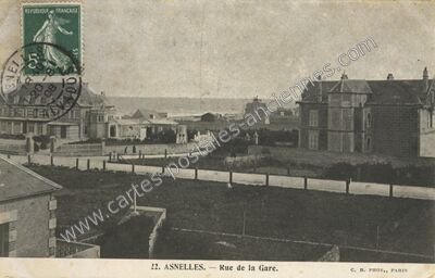 Carte postale ancienne Rue de la Gare — Asnelles (Calvados)