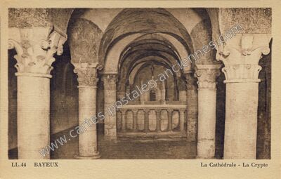 Carte postale ancienne La Cathédrale - La Crypte — Bayeux (Calvados)