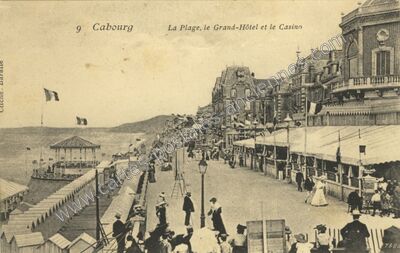 Carte postale ancienne La Plage, le Grand-Hôtel et le Casino — Cabourg (Calvados)