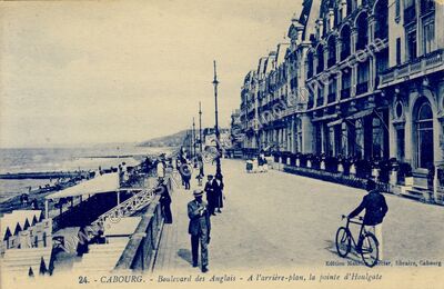 Carte postale ancienne Boulevard des Anglais - A l'arrière-plan, la pointe d'Houlgate — Cabourg (Calvados)