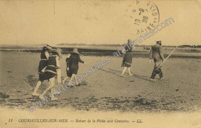 Carte postale ancienne Retour de la Pêche aux Crevettes — Courseulles-sur-Mer (Calvados)