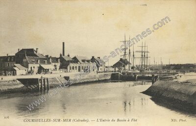 Carte postale ancienne L'Entrée du Bassin à Flot — Courseulles-sur-Mer (Calvados)