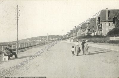 Carte postale ancienne Promenade de la plage — Deauville (Calvados)